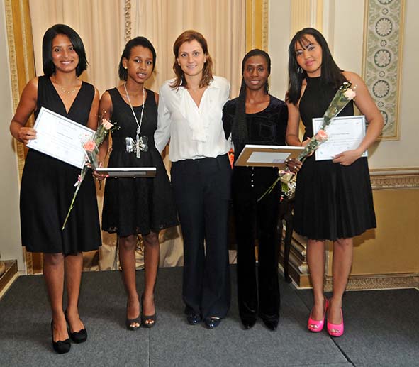 quatro mulheres sorridentes segurando certificados com a primeira dama ao centro