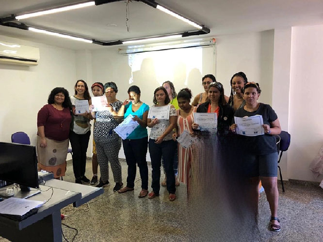 grupo de mulheres com a equipe da rioinclui segurando certificado de participação no curso