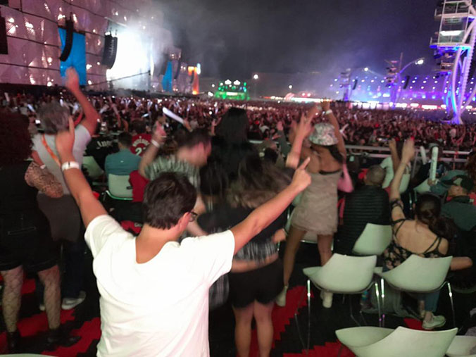 Festival de música com muitas pessoas dançando.