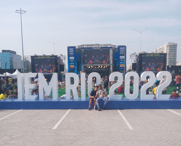 Duas pessoas fazendo pose em frente ao palco.