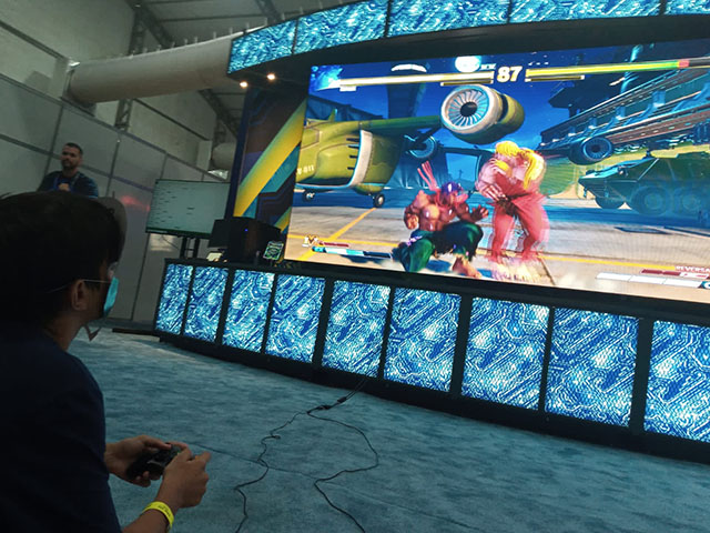 Criança jogando vídeo game no evento.