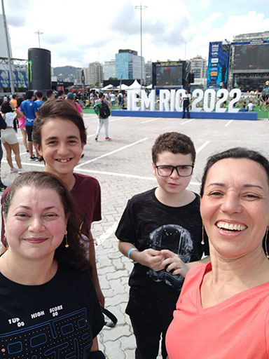 Família sorrindo para foto em um evento de 2022