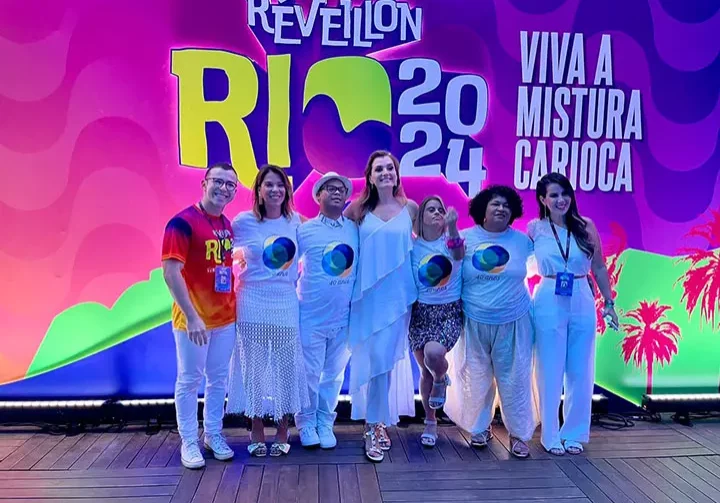 Foto dos colaboradores com a presidente de honra, Cristine Paes e a equipe da RIOtur no evento de Réveillon de 2024.